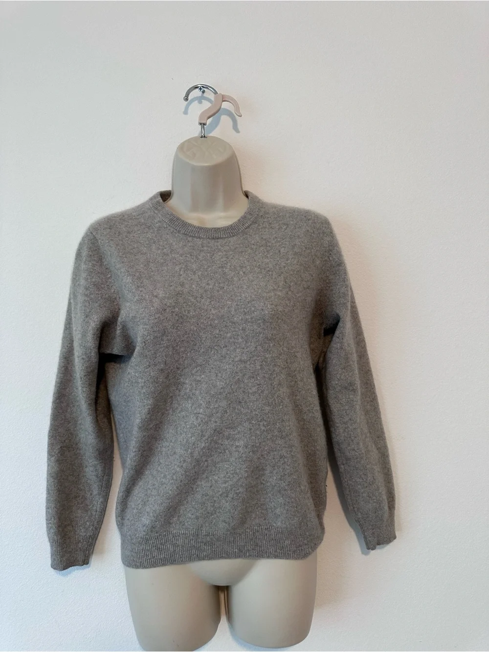 Classic Crewneck Cashmere Sweater in Heather Gray